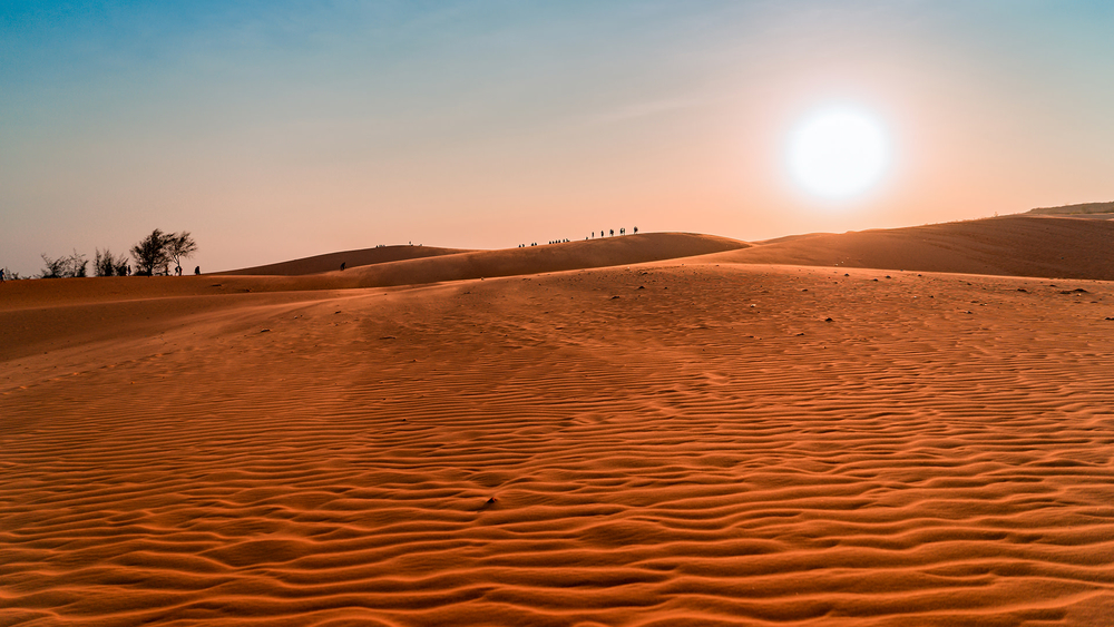 Ánh sáng mặt trời phản chiếu lên lớp cát một màu đỏ cam